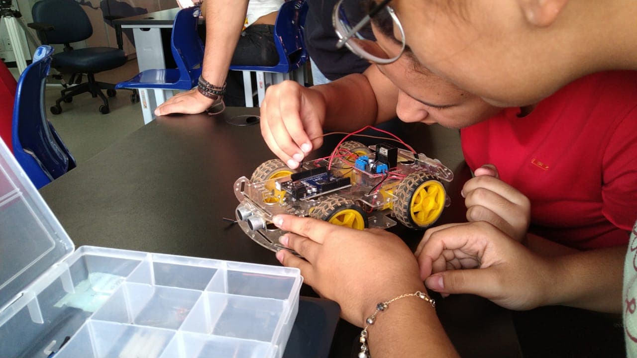 Pessoa trabalhando em projeto tecnológico